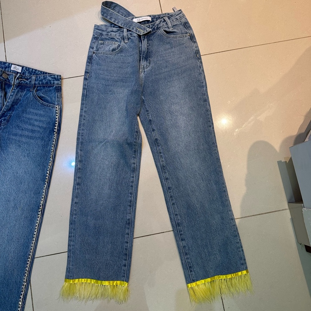 High waisted jeans with feather detail